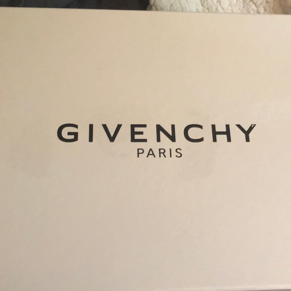 New In Box. GIVENCHY - Picture 8 of 11